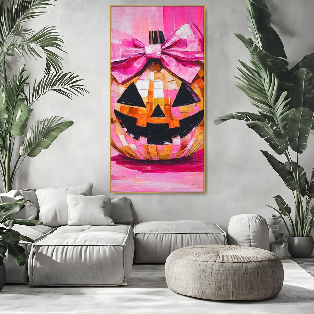 Tablou canvas cu tablou canvas cu dovleac roz si fundita, in rama de aluminiu auriu, pe perete intr-un living